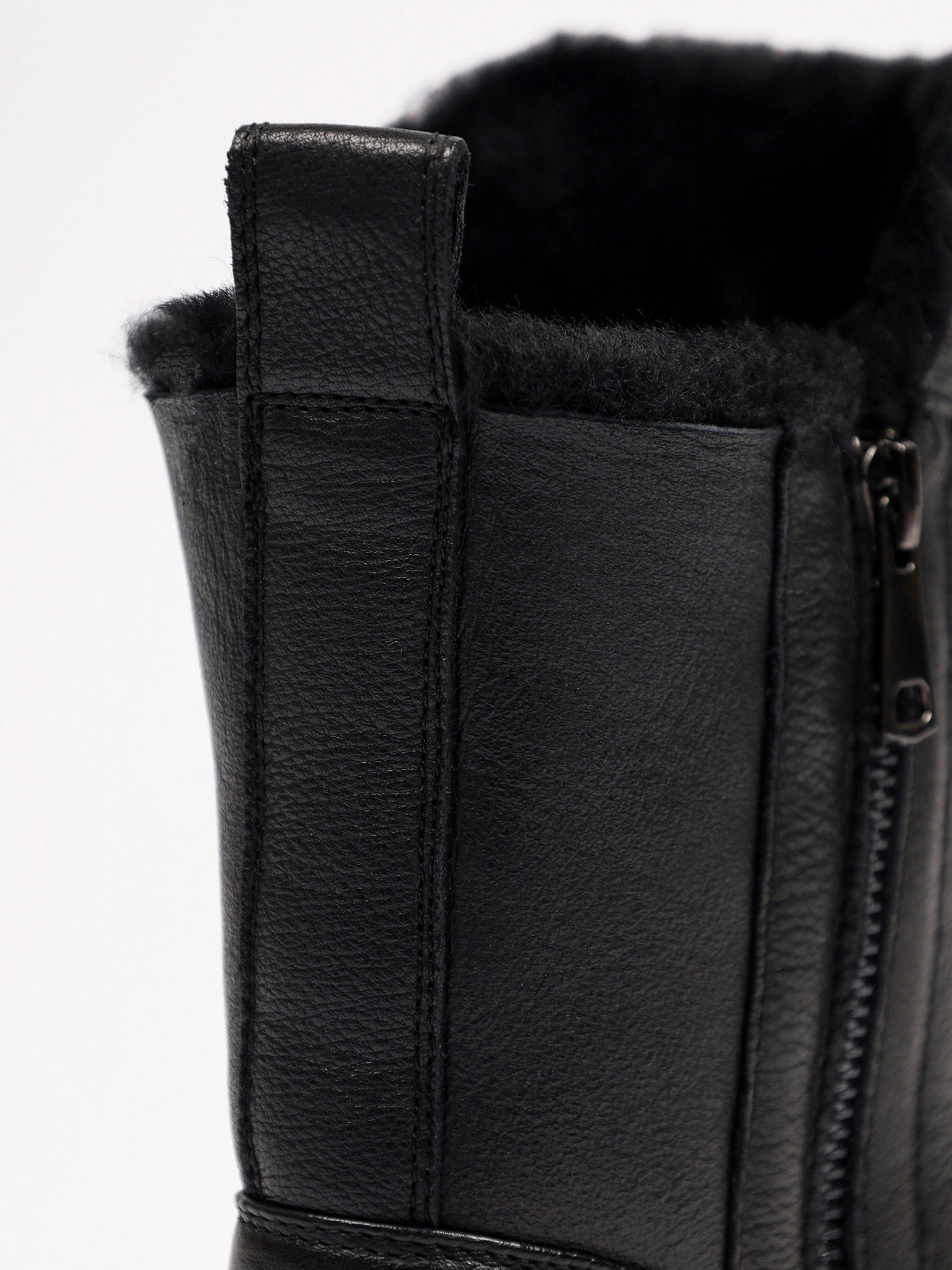 Ботинки черного цвета с двумя боковыми молниями